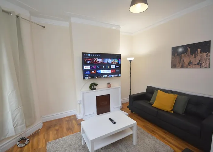 Cheerful 3 Bedroom Home In Greater London